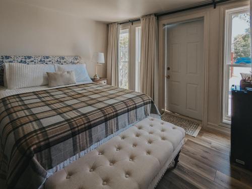 sypialnia z łóżkiem, oknem i drzwiami w obiekcie The Cooper's Inn w mieście Shelburne