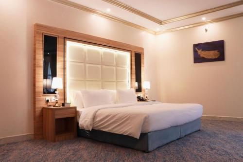 ein Schlafzimmer mit einem großen Bett und einem großen Fenster in der Unterkunft Casa Diora Hotel Jeddah in Dschidda