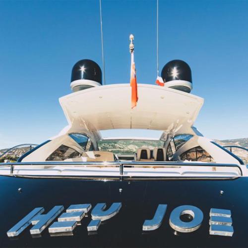 een close-up van de voorkant van een boot met lichten bij HEY JOE in Volos