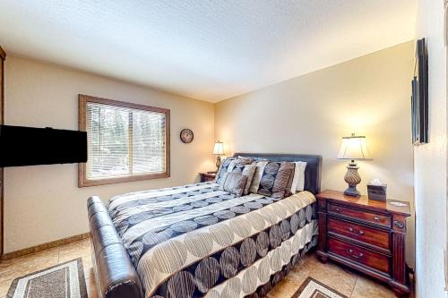 Ένα ή περισσότερα κρεβάτια σε δωμάτιο στο Powder Pines Retreat