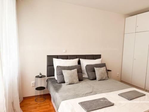 Posteľ alebo postele v izbe v ubytovaní Apartmán Simcity 3 City centre & free parking
