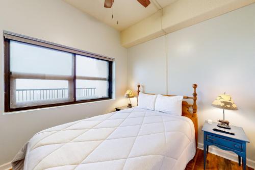 um quarto com uma cama grande e uma janela em Grandfather View em Sugar Mountain