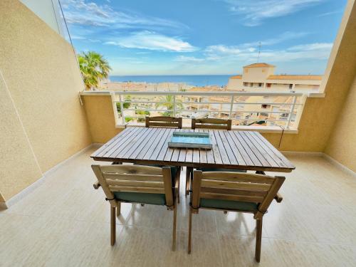 einen Tisch und Stühle auf einem Balkon mit Meerblick in der Unterkunft Apartamento Altos del Mar in Santa Pola
