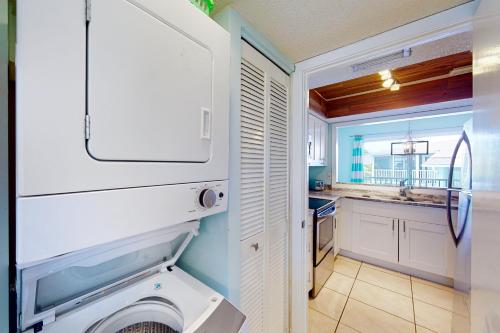 a kitchen with a washer and dryer in a house at Highland Avenue Heaven in Bradenton Beach
