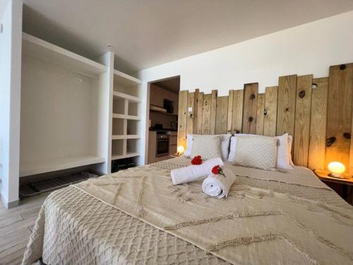 a bedroom with a large bed with two stuffed animals on it at Studio Epoustouflante Vue Mer St Martin in Saint Martin