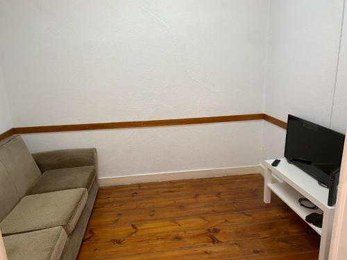 TV a/nebo společenská místnost v ubytování Room in Lisbon centre