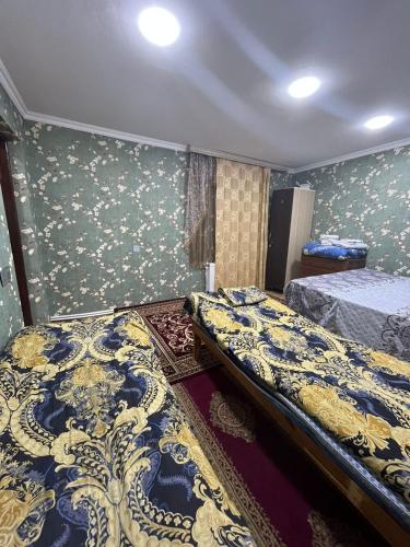 Дом для отпуска у моря في Artyom: سريرين في غرفة مع ورق جدران زجاجي