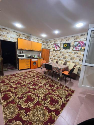 Дом для отпуска у моря في Artyom: غرفة معيشة كبيرة مع طاولة ومطبخ