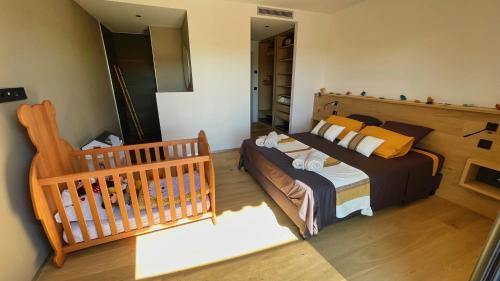 - une chambre avec un grand lit et un lit bébé dans l'établissement Villa A Licciola, à Porto-Vecchio