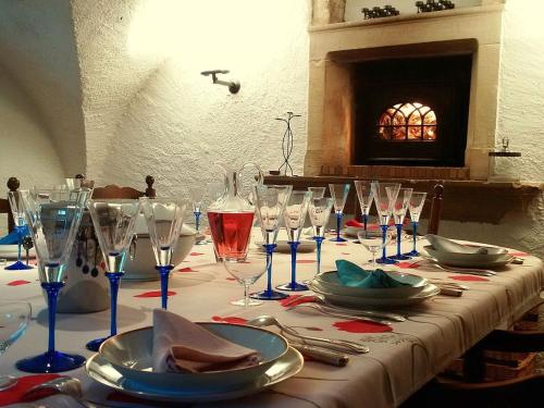einen Tisch mit Weingläsern und Tafeln darauf in der Unterkunft Guestroom Aydoilles, 2 pièces, 4 personnes - FR-1-589-503 in Aydoilles