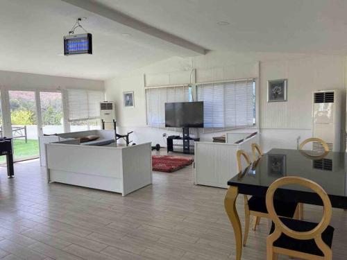 TV a/nebo společenská místnost v ubytování ALWADI Chalet - Khorfakkan