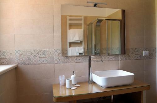 y baño con lavabo y espejo. en B&B I Greci, en Vairano Patenora