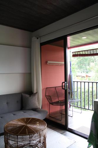 Habitación con patio con sofá y mesa. en Hotel Daleese, en Uvita