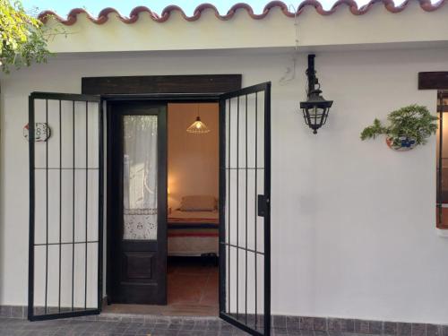 una entrada a una casa con una puerta abierta en LO DE MECHI, en Salta