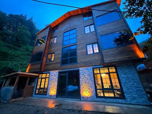 dom z oświetleniem w oknach w nocy w obiekcie Paye Suite w mieście Uzungöl