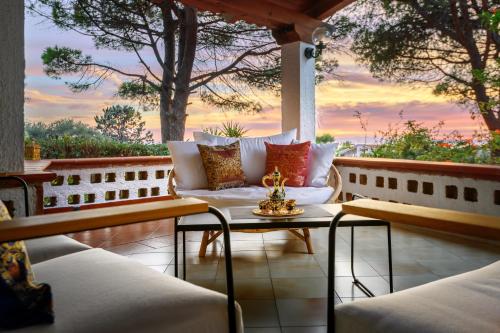 un patio con sofá y mesa. en Domina Levante - Exotic Villa with private SPA and Beach access, en Leporano
