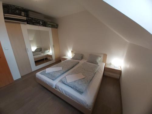 um quarto com uma cama com duas almofadas em Pivní lednice em Lhota pod Libčany