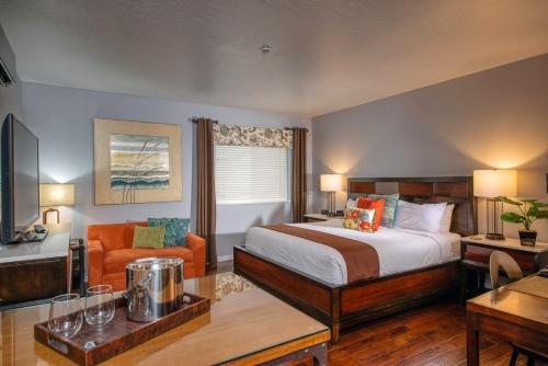 ein Hotelzimmer mit einem Bett und einem Wohnzimmer in der Unterkunft The Tavern Hotel in Cottonwood