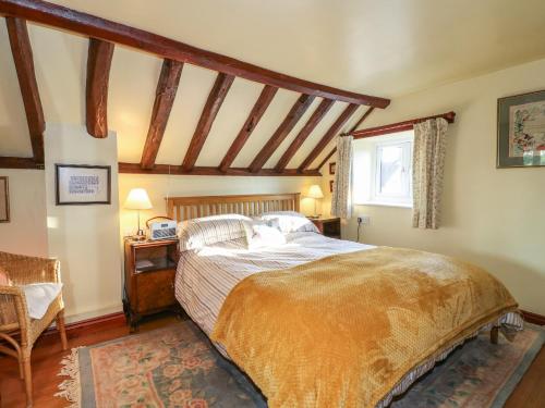En eller flere senge i et værelse på Granary Cottage
