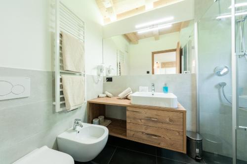 uma casa de banho com um lavatório, um WC e um chuveiro em Lüch de Corona em Frena