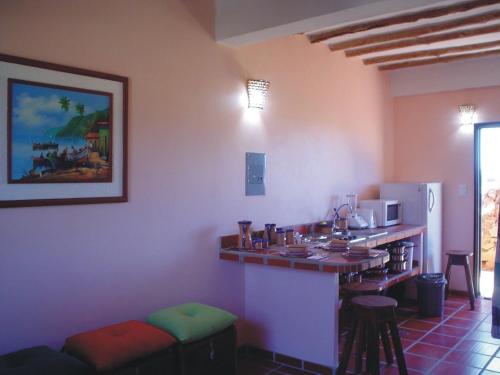 eine Küche mit einer Theke und einer Bar in einem Zimmer in der Unterkunft El Yaque Ranch in El Yaque