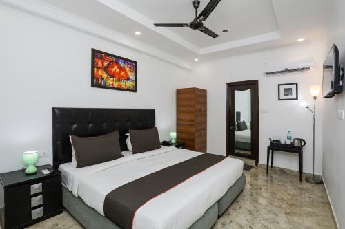 a bedroom with a large bed and a mirror at Collection O Hotel Residency Near Dwarka Sector 21 Metro Station in New Delhi