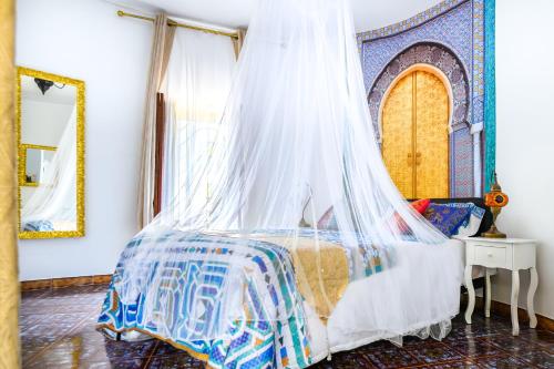 un dormitorio con una cama con mosquitera en Domina Levante - Exotic Villa with private SPA and Beach access, en Leporano