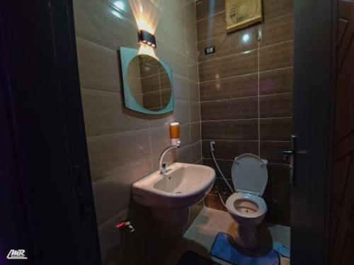 uma pequena casa de banho com WC e lavatório em شقة فندقية تري النيل بالمعادى no Cairo