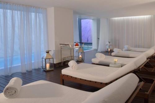 um quarto com três camas com velas em Divino apartamento en edificio de lujo en Punta del este em Punta del Este
