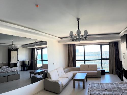 un soggiorno con divano e tavolo di Angel Apartment in Porta Batumi a Batumi