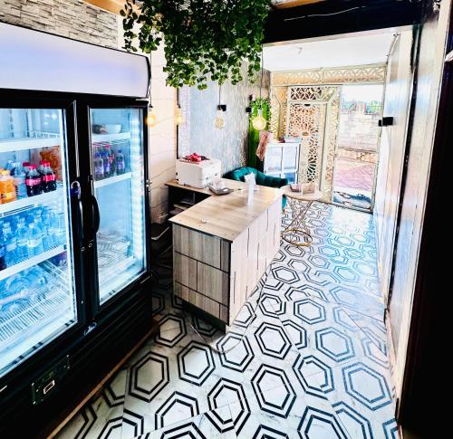 恩德培的住宿－Trendy apartments，一间带开放式冰箱的厨房和地板