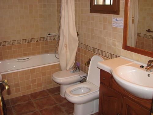 y baño con aseo, lavabo y bañera. en Sala I - family-friendly holiday house in Calpe, en Calpe