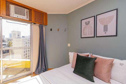 um quarto com um sofá e uma janela com um micro-ondas em Vossa Bossa Frei Caneca em São Paulo