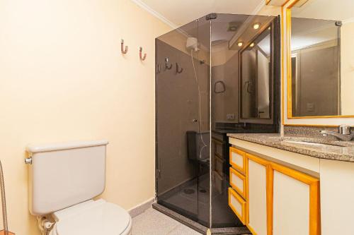 y baño con ducha, aseo y lavamanos. en Vossa Bossa Frei Caneca, en São Paulo