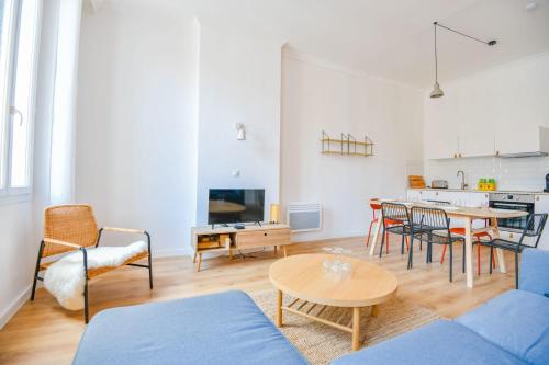 - un salon avec un canapé et une table dans l'établissement Le Rome - Grand 3 ch 6 pers proche Vieux-Port, à Marseille