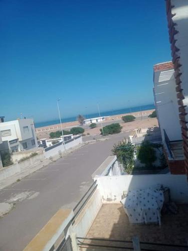 uma vista para a praia a partir da varanda de um edifício em Villa Mama Swiriya Atlantique em Souira Guedima