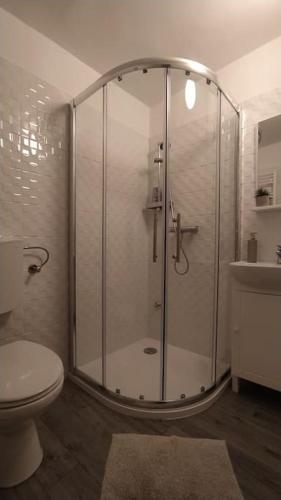 Ένα μπάνιο στο Flóra House 3 minutes from Lake Balaton