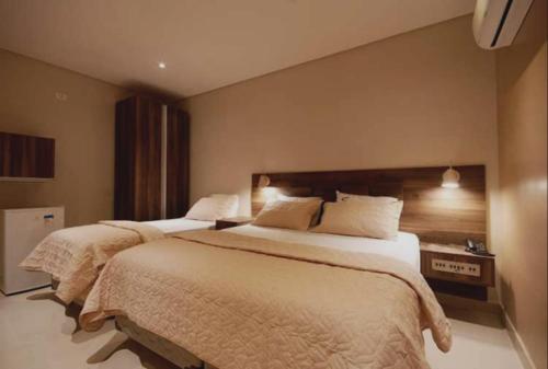 Habitación de hotel con 2 camas en un dormitorio en Guess Hotel & Motel en Guarulhos