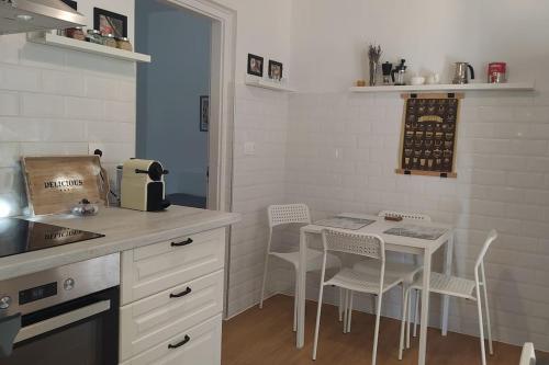Η κουζίνα ή μικρή κουζίνα στο Flóra House 3 minutes from Lake Balaton