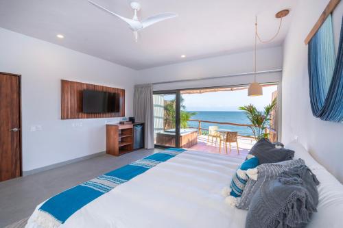 布塞里亞斯的住宿－Hotel Ysuri Bucerias，一间卧室设有一张床,享有海景