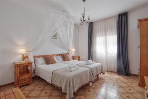 A bed or beds in a room at Alojamientos Turísticos Cardona - Apartamento 1 Hab. Standart