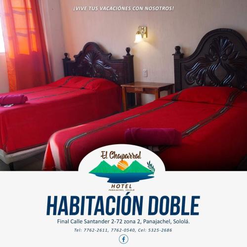 een advertentie voor een hotel met twee bedden in een kamer bij Hotel Chaparral in Panajachel