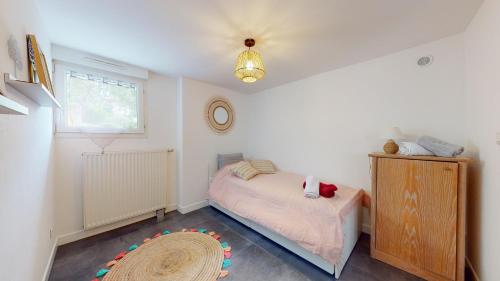 une petite chambre avec un lit et une fenêtre dans l'établissement Essey-St Bohème 6 pers parking apt en souplex, à Essey-lès-Nancy