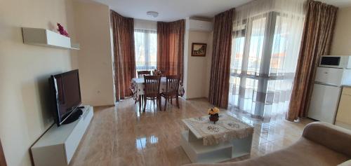 uma sala de estar com televisão e uma sala de jantar em Luxury Apartments Ekaterina em Chernomorets