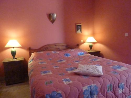 a bedroom with a bed and two lamps on tables at Les Tourmalines in Ouarzazate