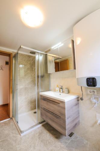 un bagno con doccia e lavandino di Bellevue Molet apartments Koper a Capodistria