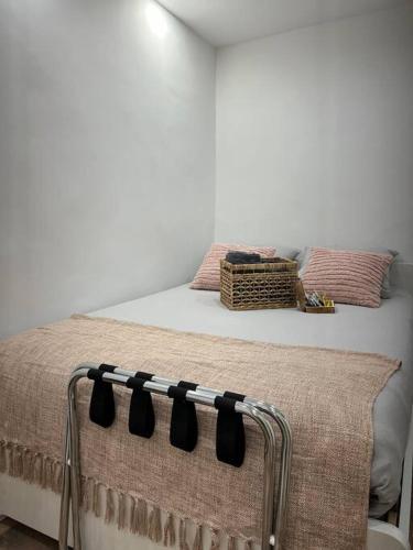 - une chambre dotée d'un lit avec des arcs noirs dans l'établissement Chambre Mignet, à Aix-en-Provence