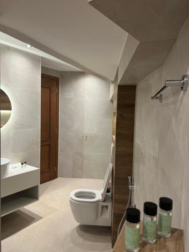 Un baño de Hotel with Castle View