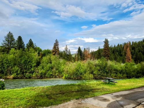 Southfork Lodge - Riverside Inn – Photos 3