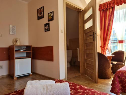 een kamer met een bed en een kamer met een deur bij VILLA DAIRA in Ustronie Morskie
